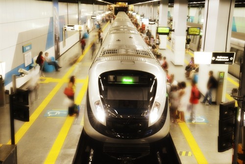 Tren chino en estación Botafogo de Metro Río