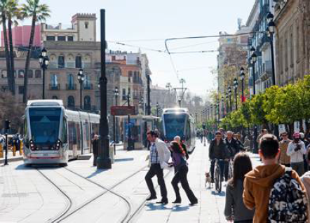 Tranvía en el centro de Sevilla (España).